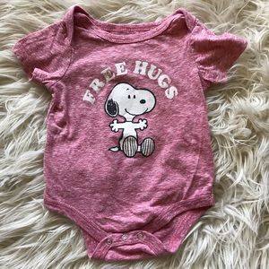 ⚡️🔥4/$15🔥 Snoopy Space Dye ‘Free Hugs’ Onesie
